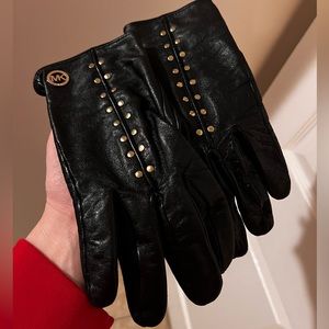 Michael Kors gloves, black color, good condition, Size M